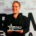 Roberto Quintavalle sorride con orgoglio, tenendo in mano la targa di vincitore della categoria Platinum sul palco di Sanremo New Talent 2025, davanti al backdrop ufficiale del concorso.