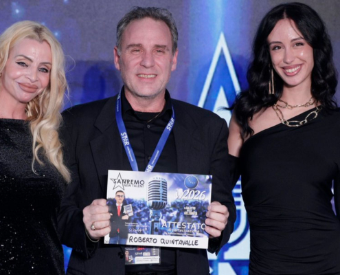 Roberto Quintavalle dopo l’esibizione a Sanremo New Talent 2026 al Salotto delle Celebrità con l’attestato di partecipazione