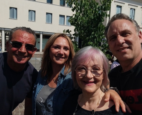 Roberto Quintavalle durante la semifinale macroregionale di Je so pazzo 2026 a Orsago dove ha interpretato Celeste Nostalgia di Riccardo Cocciante