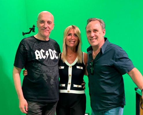 Roberto Quintavalle con Federica Carraro e Stefano Bognolo negli studi di DJChannel TV durante la trasmissione La Voce di eNordEst
