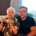 Roberto Quintavalle seduto accanto alla madre durante un momento conviviale in famiglia.