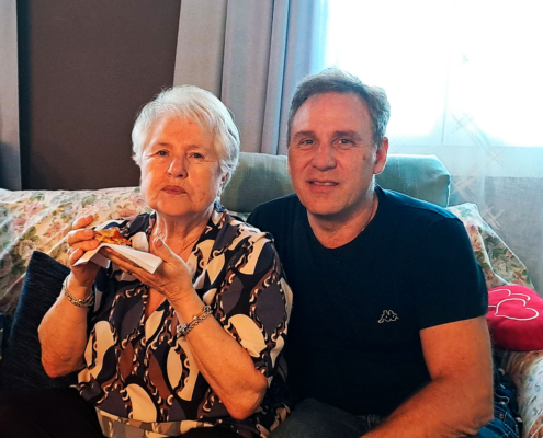 Roberto Quintavalle seduto accanto alla madre durante un momento conviviale in famiglia.