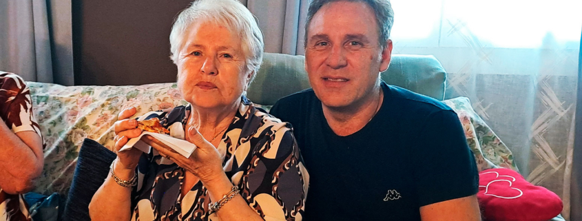 Roberto Quintavalle seduto accanto alla madre durante un momento conviviale in famiglia.